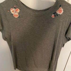 Aeropostale gray t-shirt with embroidered flowers